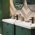 Granat i butelkowa zieleń. Najmodniejsze kolory w Twojej łazience